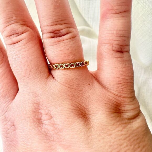 Delicate Gold heart band ring - Picture 2 of 2